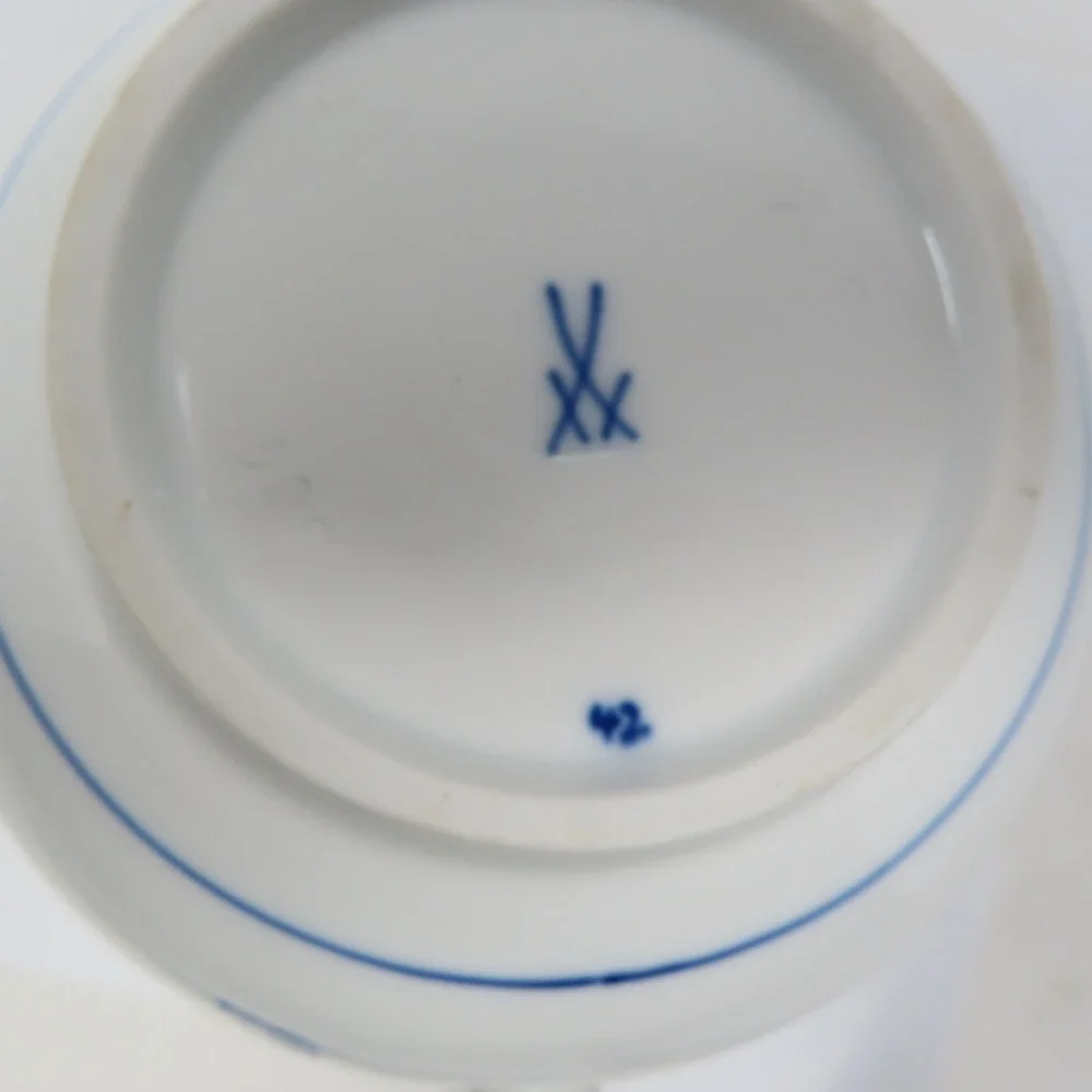 Meissen Blue Onion Porcelain Pitcher‎ Scalloped Rim Crossed Swords German